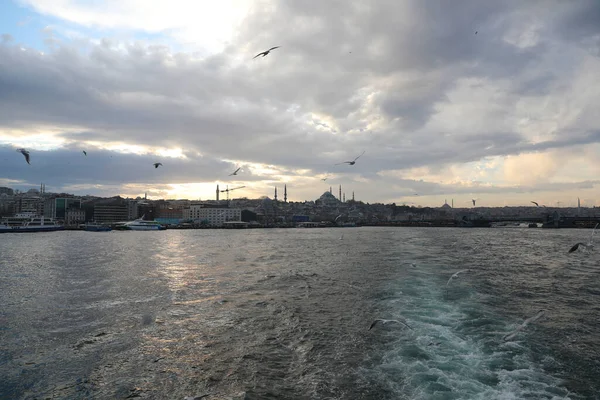 Viagem Barco Longo Chifre Ouro Istambul Turquia Dezembro 2021 — Fotografia de Stock