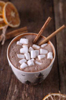 Şekerlemeli kakao, tarçın ve kurutulmuş portakal.