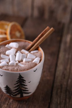 Şekerlemeli kakao, tarçın ve kurutulmuş portakal.