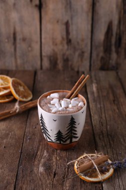 Şekerlemeli kakao, tarçın ve kurutulmuş portakal.