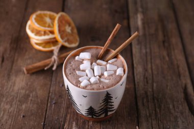 Şekerlemeli kakao, tarçın ve kurutulmuş portakal.