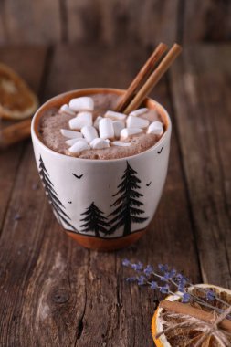 Şekerlemeli kakao, tarçın ve kurutulmuş portakal.