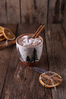 Şekerlemeli kakao, tarçın ve kurutulmuş portakal.