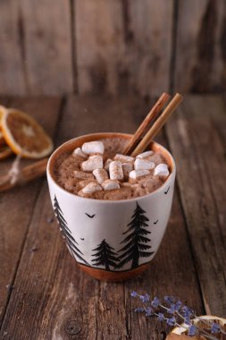 Şekerlemeli kakao, tarçın ve kurutulmuş portakal.