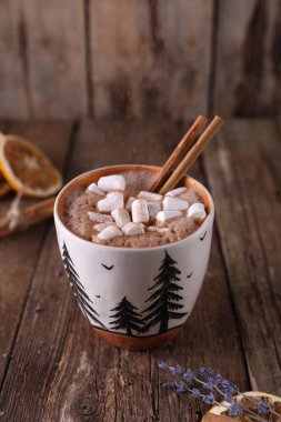 Şekerlemeli kakao, tarçın ve kurutulmuş portakal.