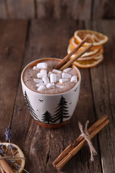 Cocoa Dengan Marshmallow Kayu Manis Dan Jeruk Kering Stok Gambar