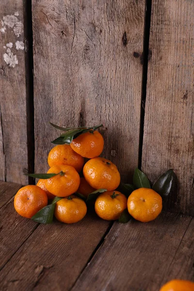 Mandarines Avec Feuilles Sur Fond Bois — Photo