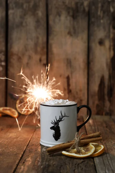 Tazza Con Drink Con Cervo Fuoco Bingala Uno Sfondo Legno — Foto Stock