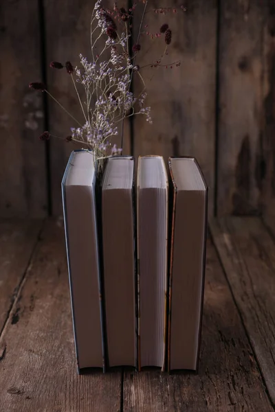 Flores Secas Entre Libros Sobre Viejo Fondo Madera — Foto de Stock