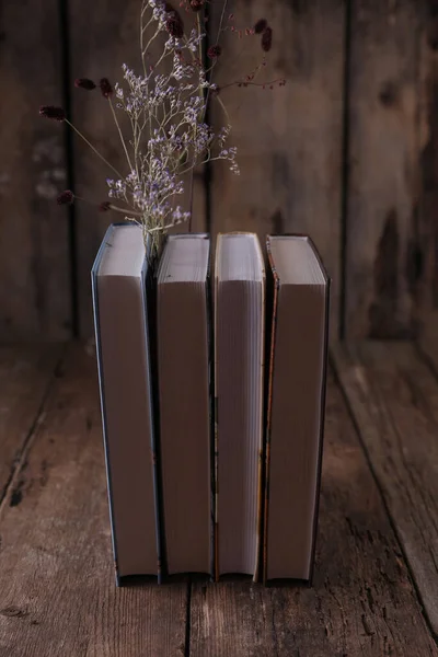 Flores Secas Entre Libros Sobre Viejo Fondo Madera — Foto de Stock