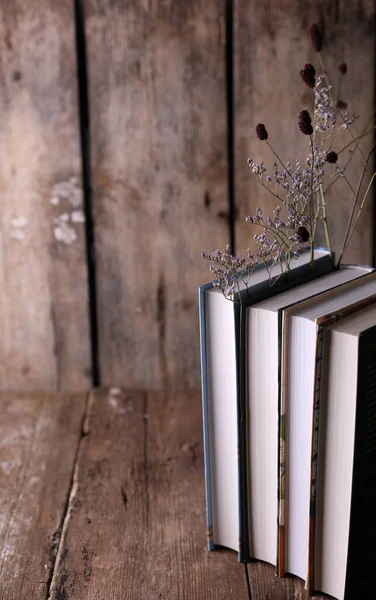 Gedroogde Bloemen Tussen Boeken Een Oude Houten Achtergrond Stockfoto