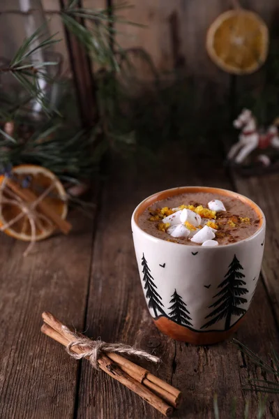 Kakao Mit Marshmallows Und Zitrusschalen Auf Weihnachtlichem Hintergrund — Stockfoto