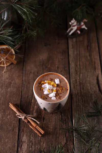 Kakao Mit Marshmallows Und Zitrusschalen Auf Weihnachtlichem Hintergrund — Stockfoto