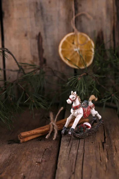 Kerstversiering Naaldbomen Houten Ondergrond — Stockfoto