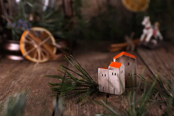 Рождественские Украшения Хвойные Ветви Деревянном Фоне — стоковое фото