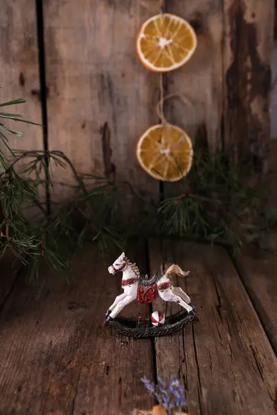 Kerstversiering Naaldbomen Houten Ondergrond — Stockfoto