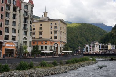 Dağ manzarası. Rosa Khutor. Krasnaya Polyana. - Rusya. Soçi. Sonbahar 2021.