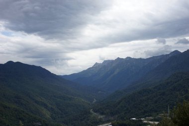 Dağ manzarası. Rosa Khutor. Krasnaya Polyana. - Rusya. Soçi. Sonbahar 2021.