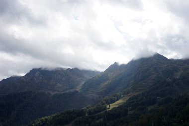 Dağ manzarası. Rosa Khutor. Krasnaya Polyana. - Rusya. Soçi. Sonbahar 2021.