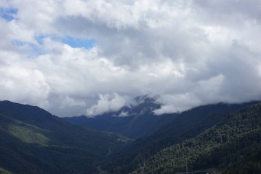 Dağ manzarası. Rosa Khutor. Krasnaya Polyana. - Rusya. Soçi. Sonbahar 2021.