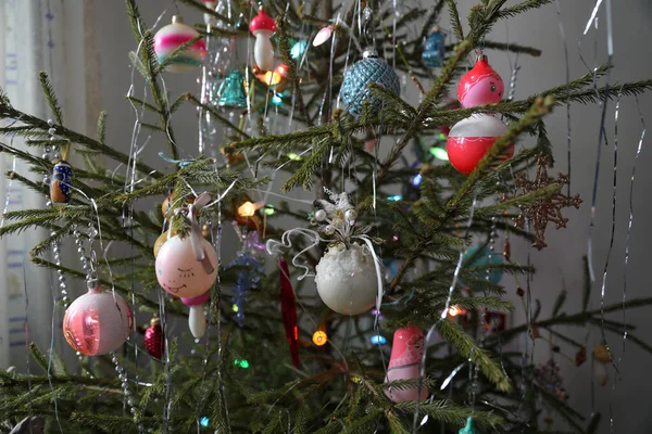 新年とクリスマスのためのおもちゃで木を生きる — ストック写真