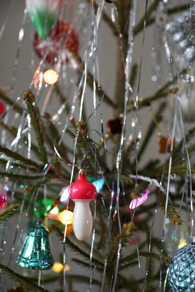 Ζωντανό Δέντρο Παιχνίδια Για Νέο Έτος Και Χριστούγεννα — Φωτογραφία Αρχείου