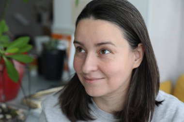 40 yaşında bir kadının portresi.