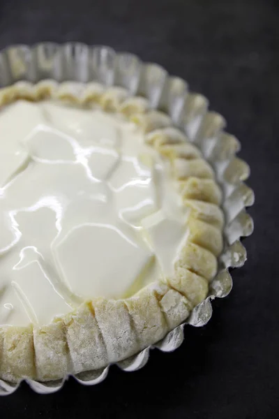 Torta Maçã Caseira Com Creme Azedo Uma Assadeira — Fotografia de Stock