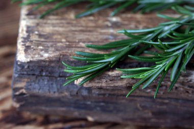 Mutfaktaki tahta tahtada biberiye.