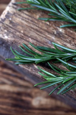 Mutfaktaki tahta tahtada biberiye.