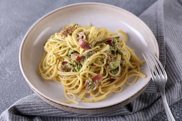 Glutenvrije Spaghetti Met Broccoli Bacon Rechtenvrije Stockafbeeldingen