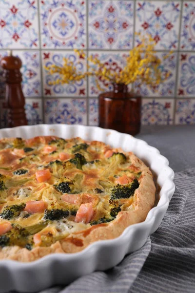 Quiche Com Brócolis Salmão Uma Assadeira Mesa — Fotografia de Stock