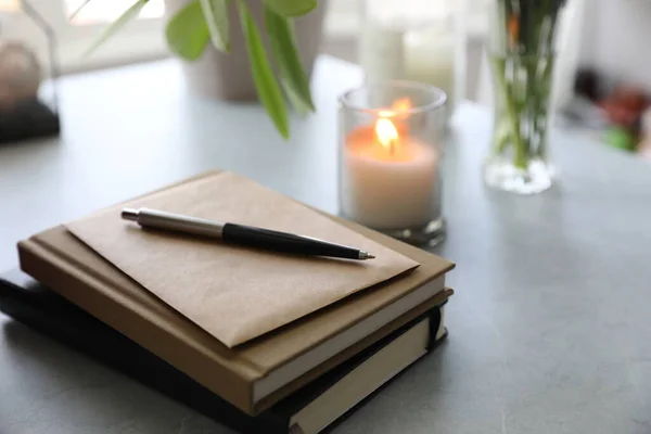 Cadernos Flores Uma Vela Mesa — Fotografia de Stock