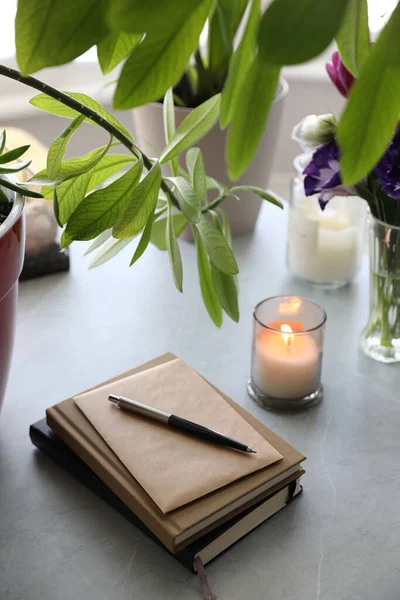 Buku Catatan Bunga Dan Lilin Atas Meja Stok Foto