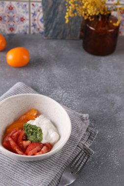 Taze domates salatası, stracciatella ve pesto sosu