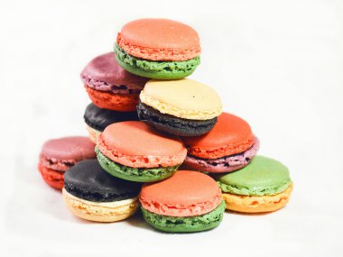 Beyaz arka plan üzerinde renkli macrons