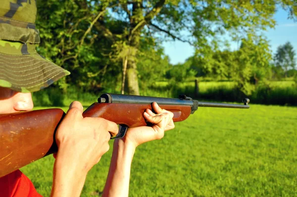 Homem com arma de ar — Fotografia de Stock