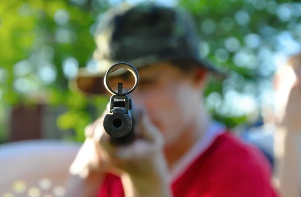 Homem com arma de ar — Fotografia de Stock