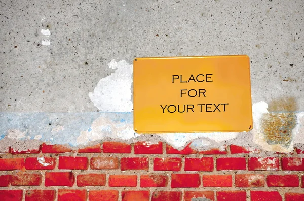 Schild und die alte Mauer — Stockfoto