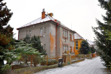 Kışın eski bir ev