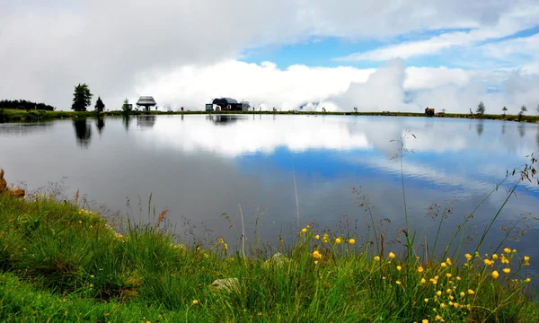 Waterreservoir in de Alpen natuur — Stockfoto