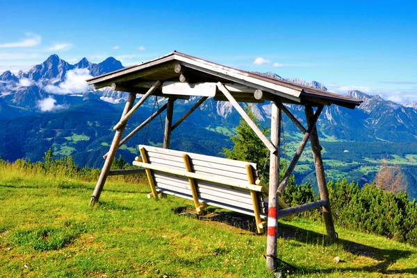 Скамейка в красивой природе Альп гор — стоковое фото