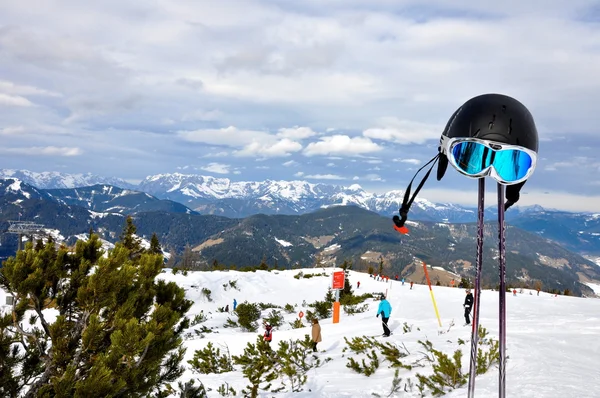 Alpy a lyžařského vybavení — Stock fotografie