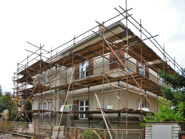 Scaffolding on the house — Stock Photo, Image