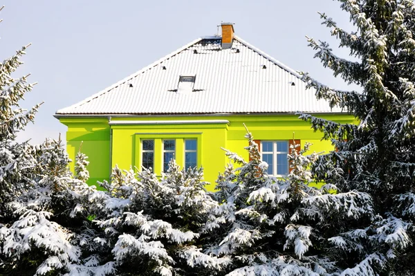 Kışın yeni ev — Stok fotoğraf