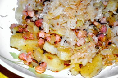 patates köfte lahana turşusu ile