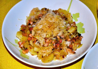 patates köfte lahana turşusu ile