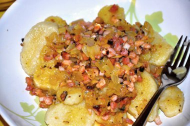 patates köfte lahana turşusu ile