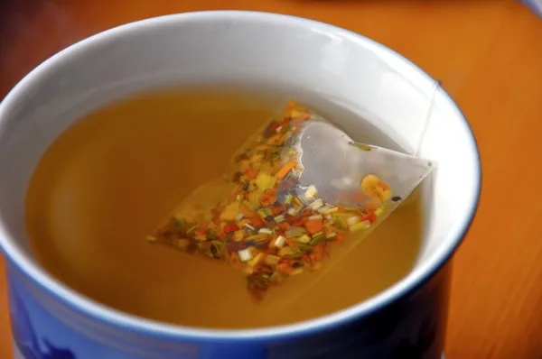 Saco de chá de luxo na xícara — Fotografia de Stock