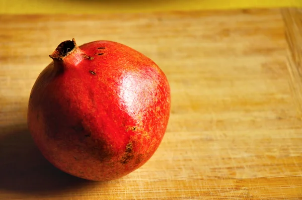 Granatapfel auf Holz — Stockfoto